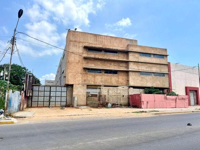 Zona Este Edificio Comercial Sector La Lago Calle 76 - 7